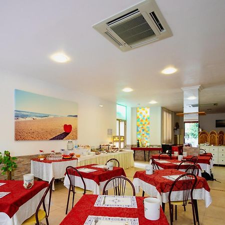 Hotel Clara Rimini Buitenkant foto