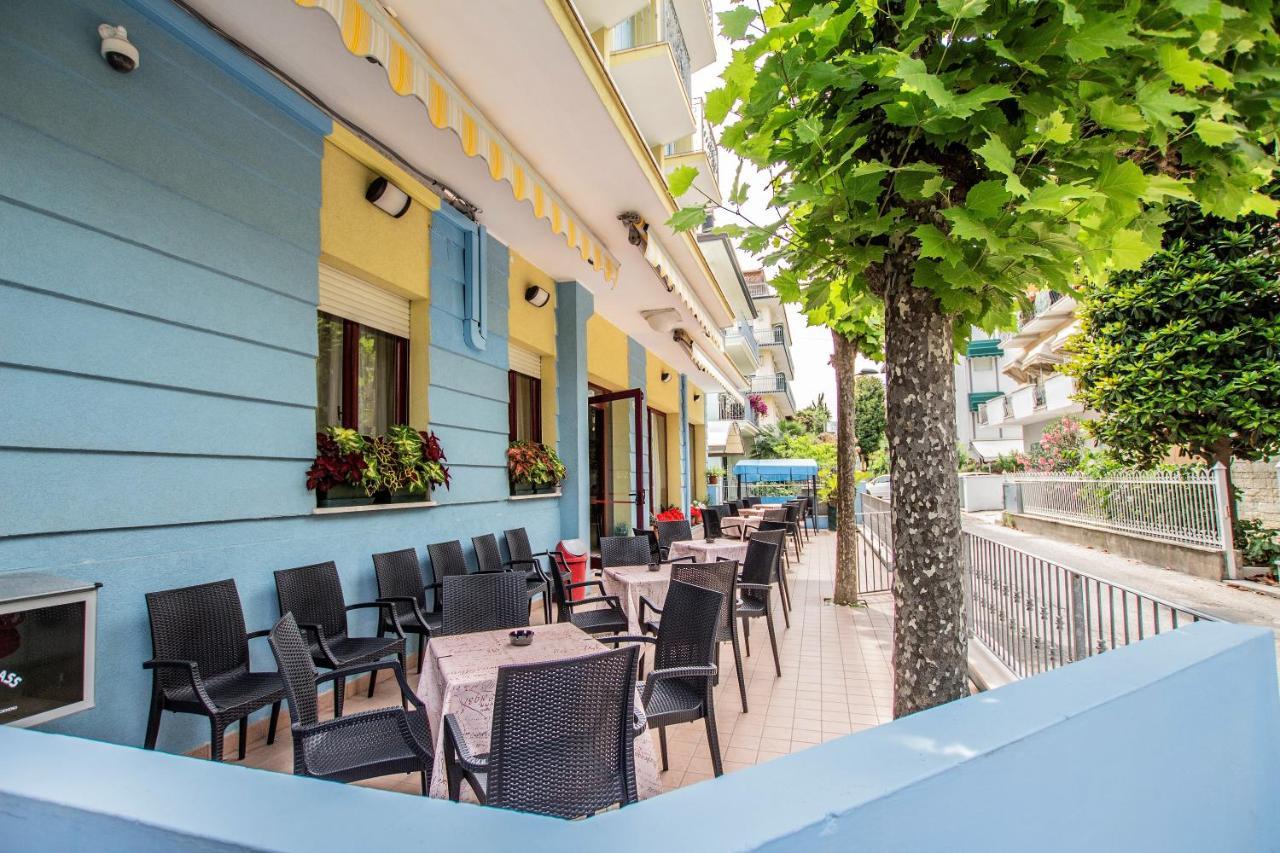 Hotel Clara Rimini Buitenkant foto
