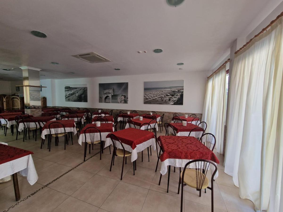 Hotel Clara Rimini Buitenkant foto