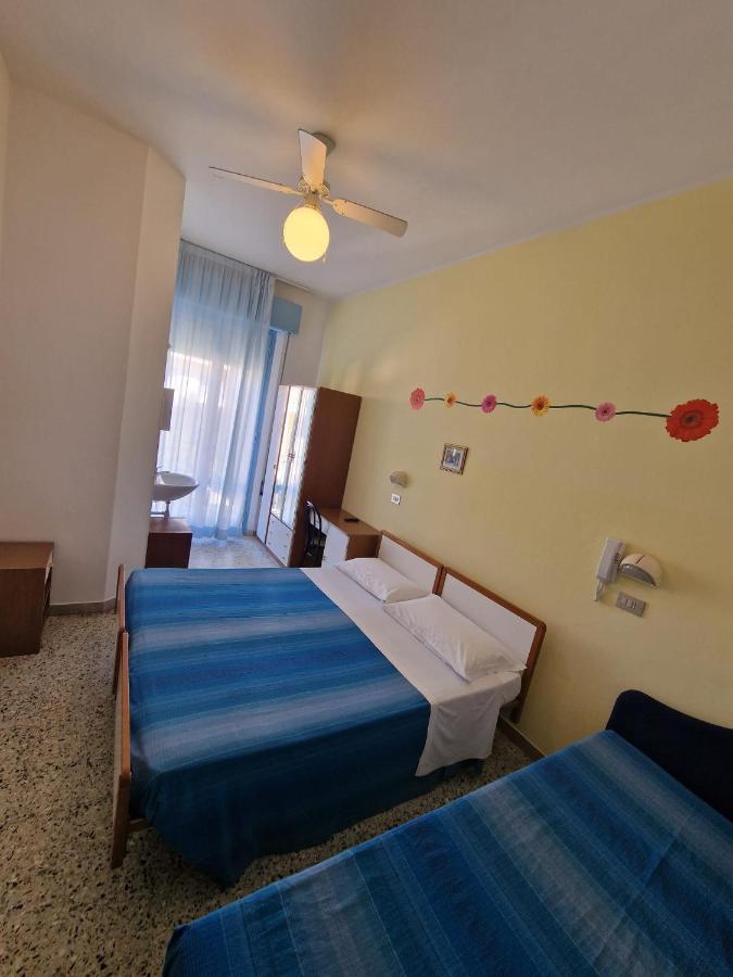 Hotel Clara Rimini Buitenkant foto
